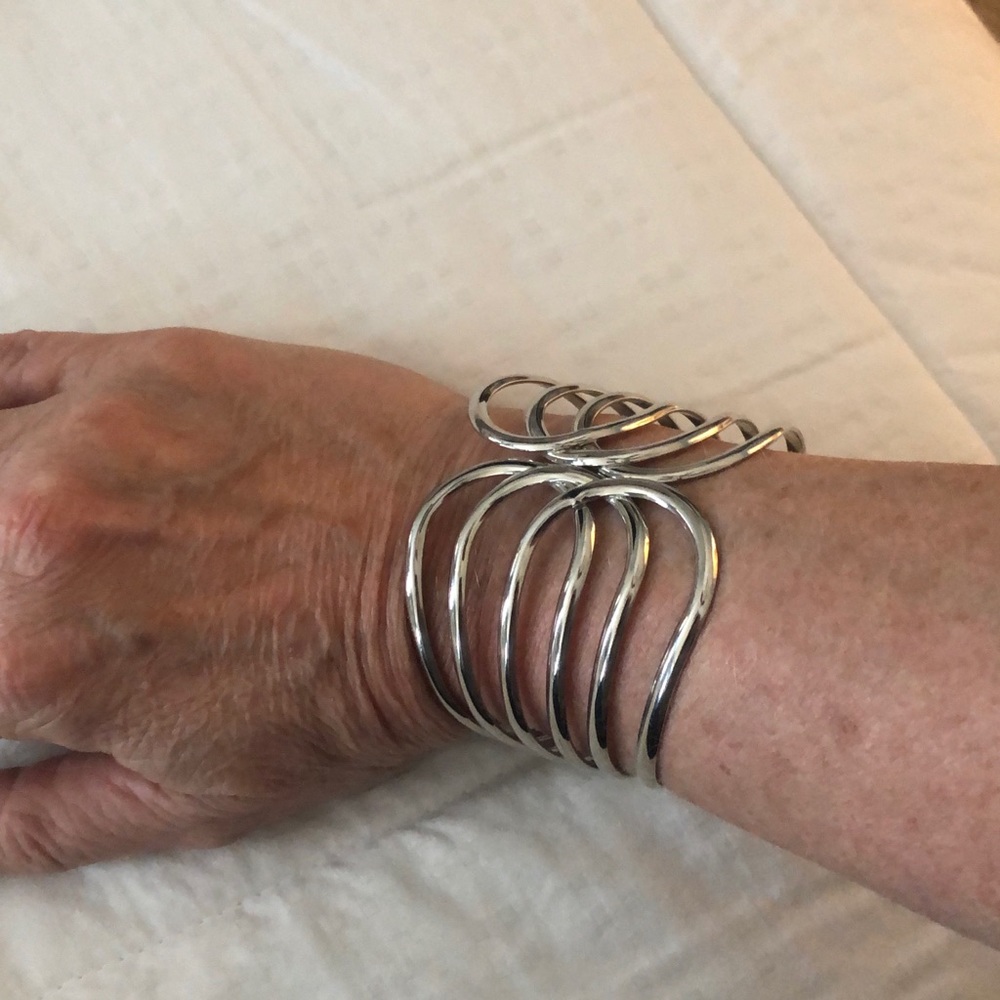 Silver 2 1/2”w x 8”L with hinged opening